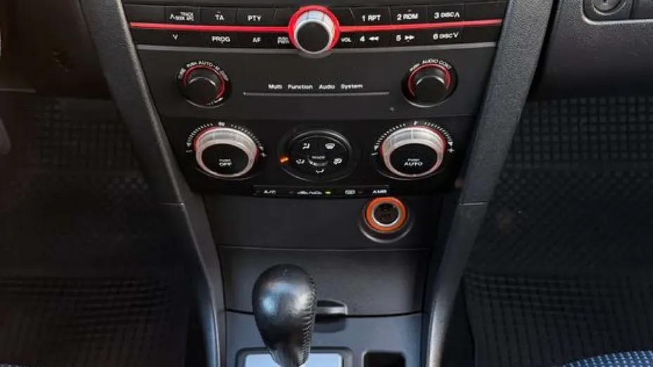 MAZDA 3 -