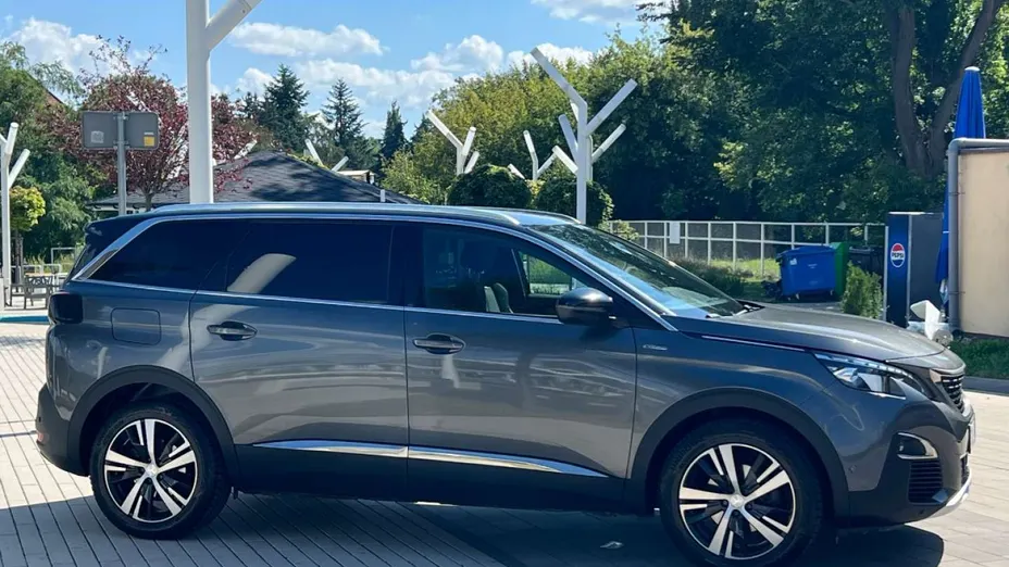 PEUGEOT 5008 -