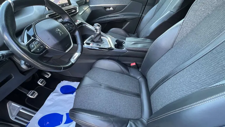 PEUGEOT 5008 -