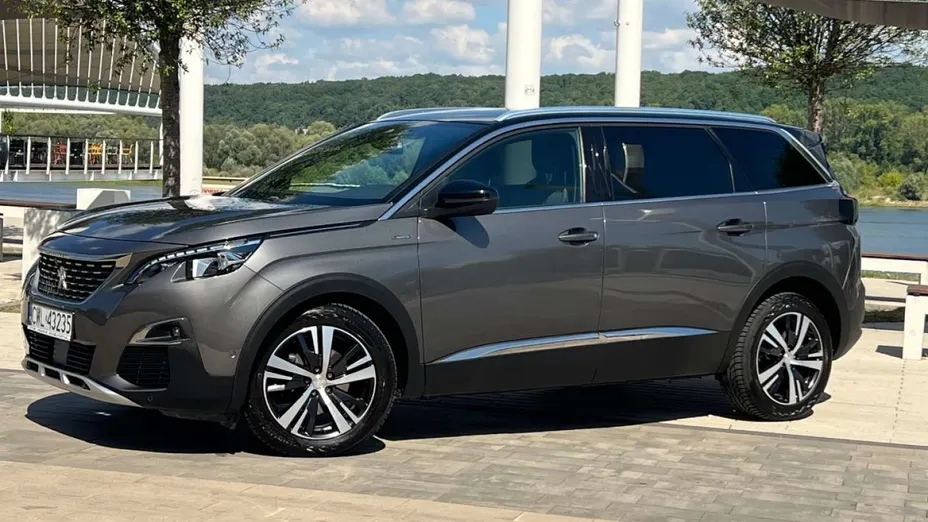 PEUGEOT 5008 -