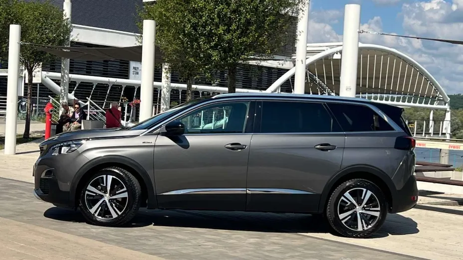 PEUGEOT 5008 -