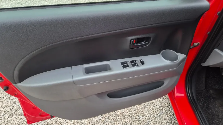 DAIHATSU Sirion -