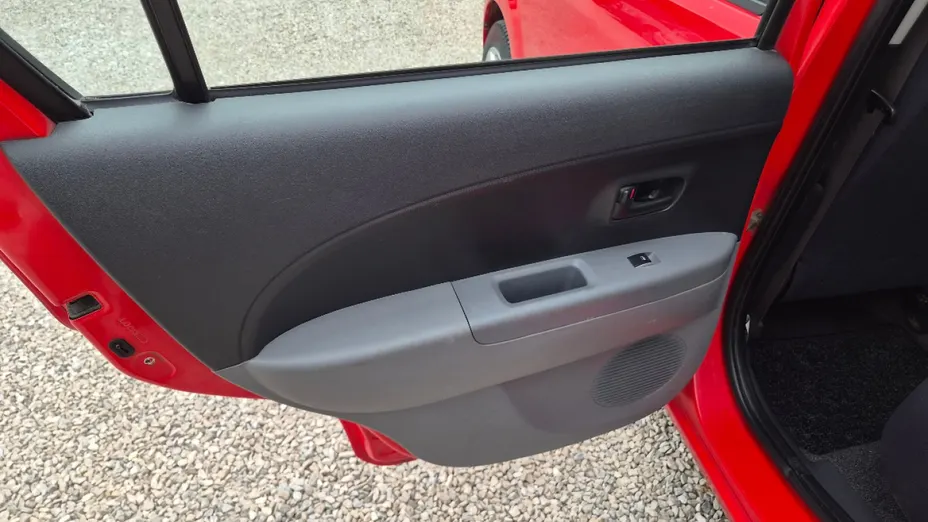 DAIHATSU Sirion -