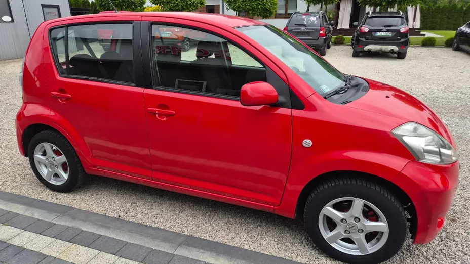 DAIHATSU Sirion -