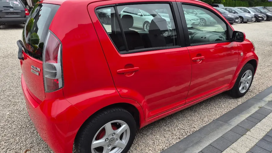 DAIHATSU Sirion -