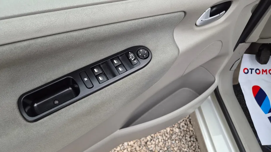 PEUGEOT 207 -