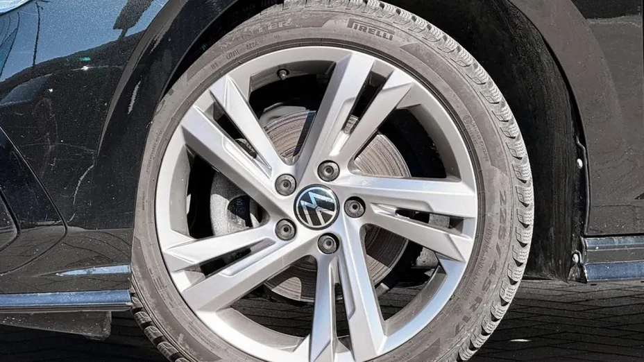 VOLKSWAGEN Golf -