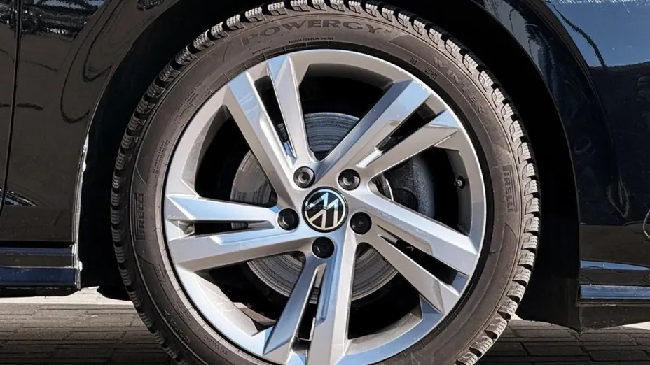 VOLKSWAGEN Golf -