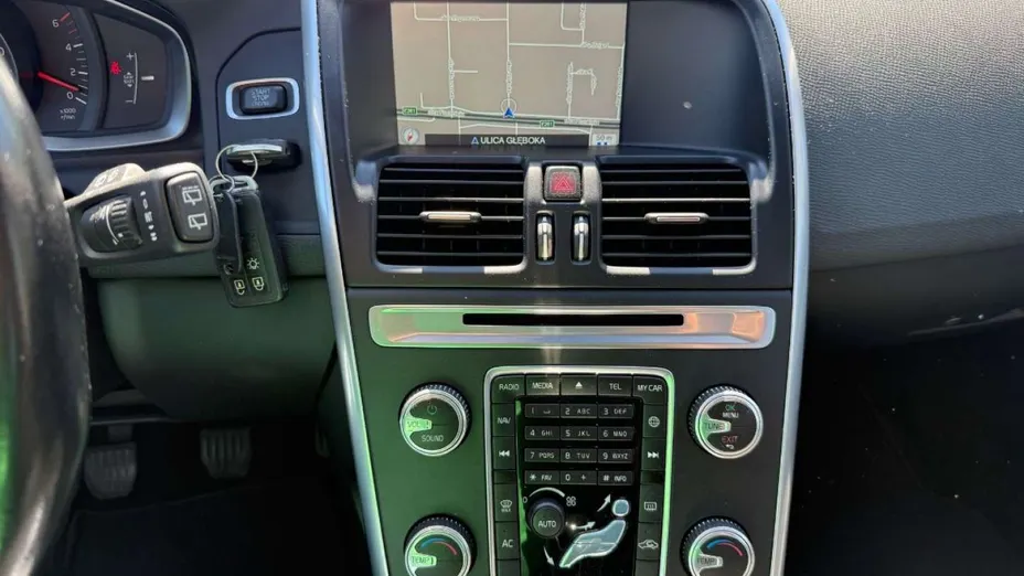 VOLVO XC60 -