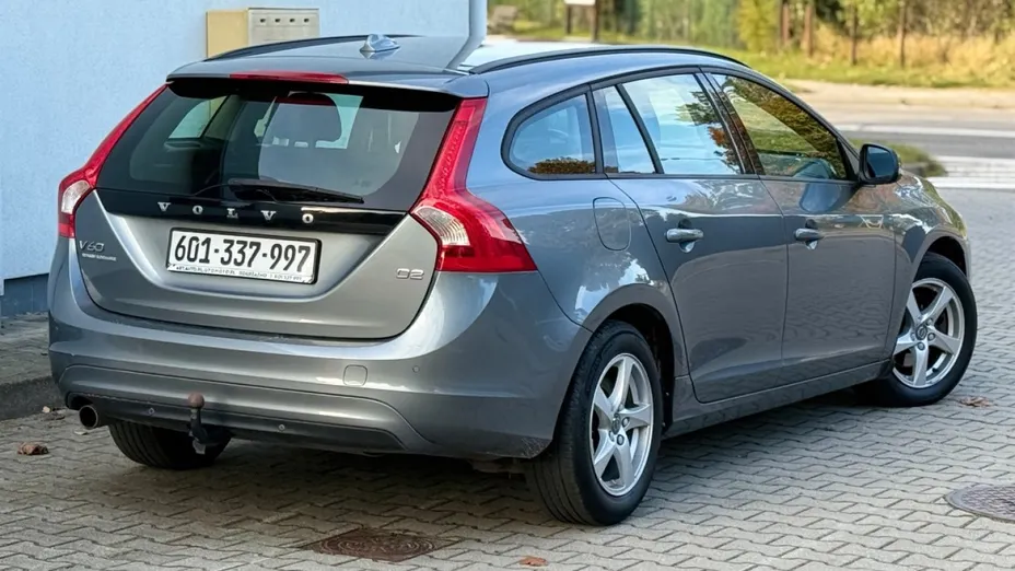 VOLVO V60 -