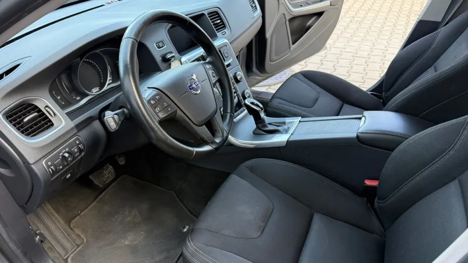 VOLVO V60 -