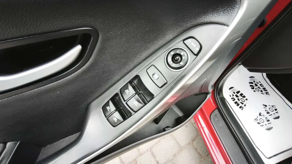 HYUNDAI i30 -
