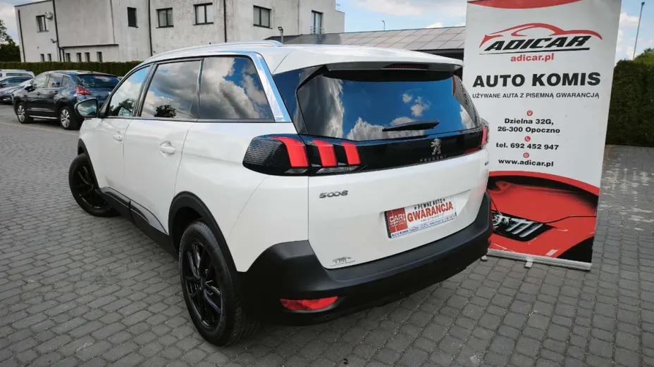 PEUGEOT 5008 -