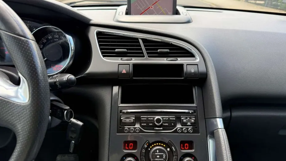 PEUGEOT 3008 -