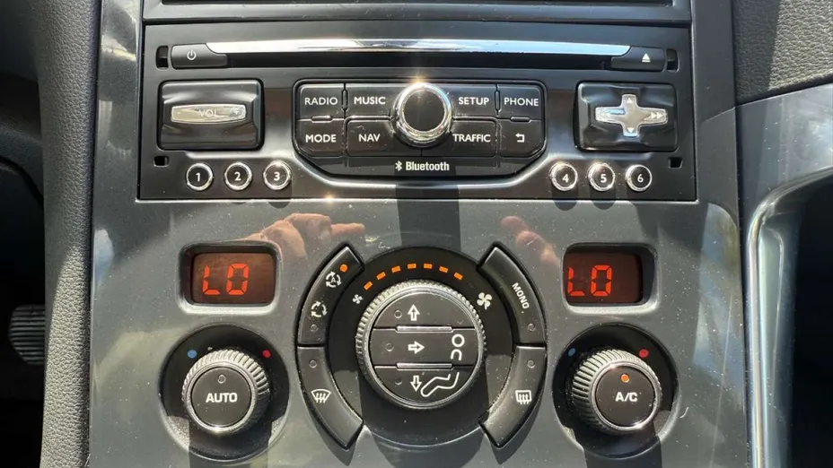 PEUGEOT 3008 -