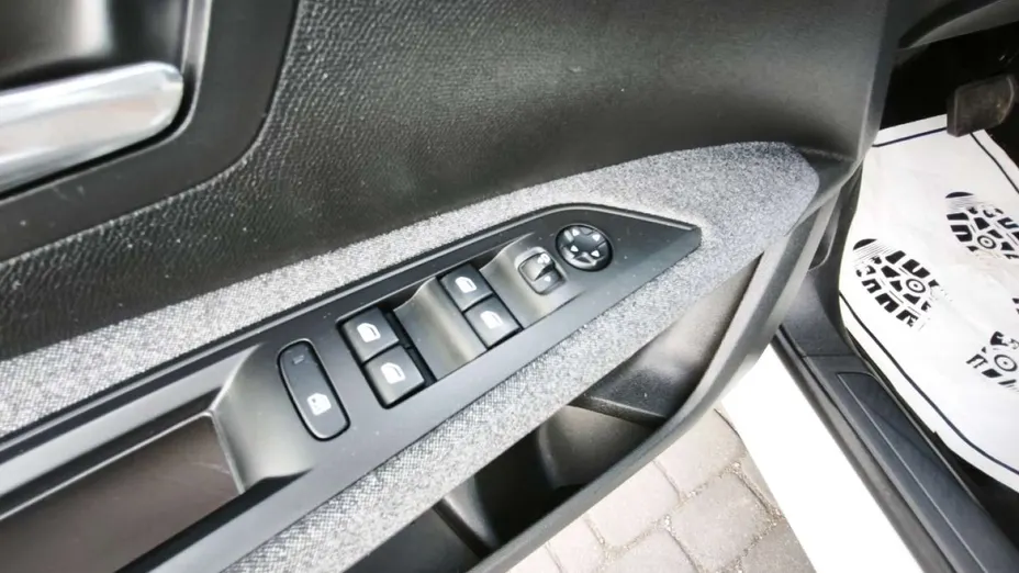 PEUGEOT 5008 -