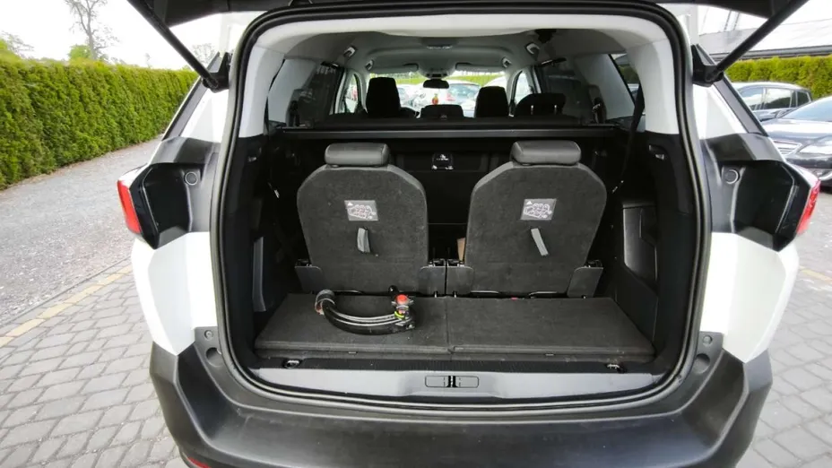 PEUGEOT 5008 -