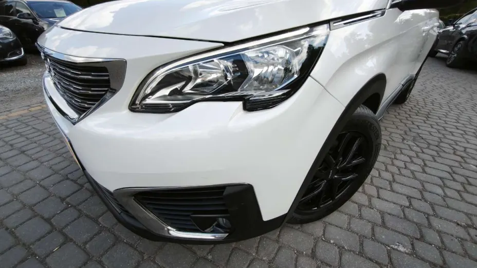 PEUGEOT 5008 -