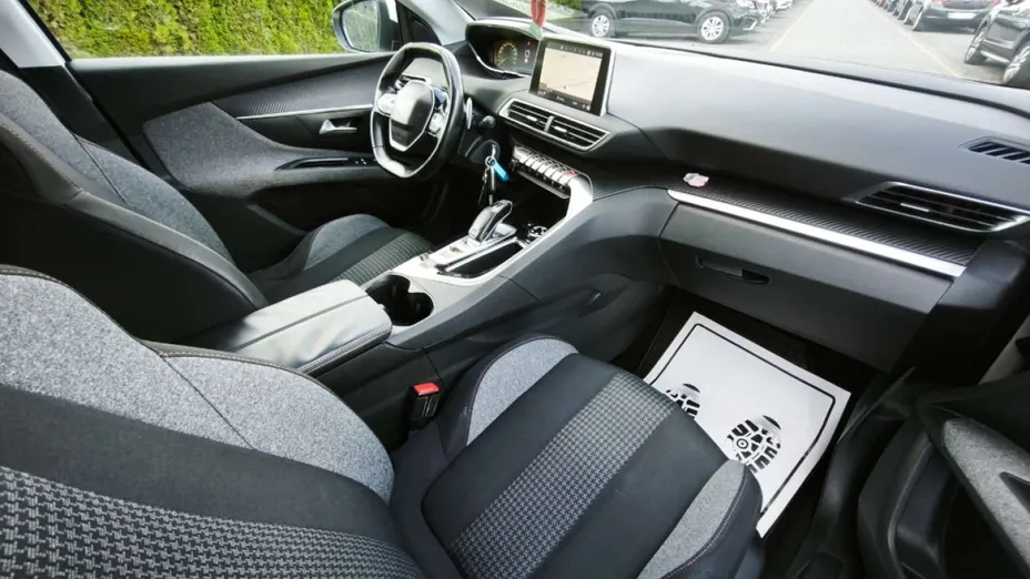 PEUGEOT 5008 -