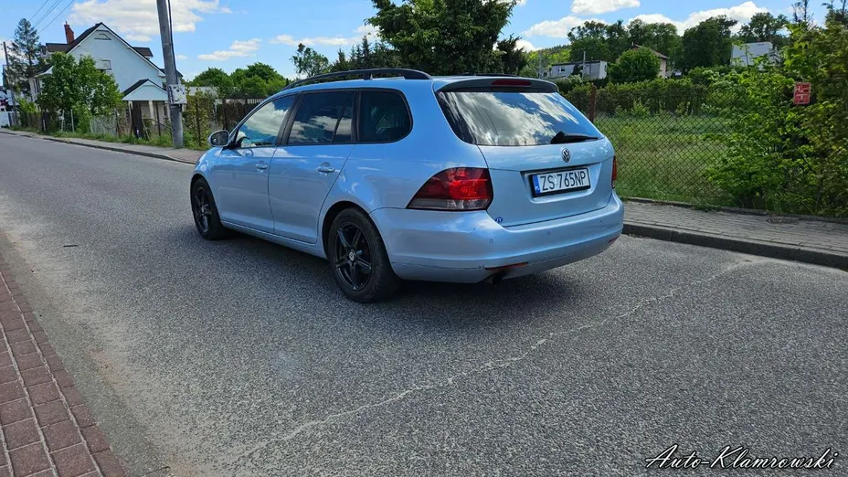 VOLKSWAGEN Golf -