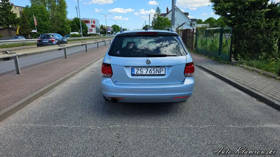 VOLKSWAGEN Golf -