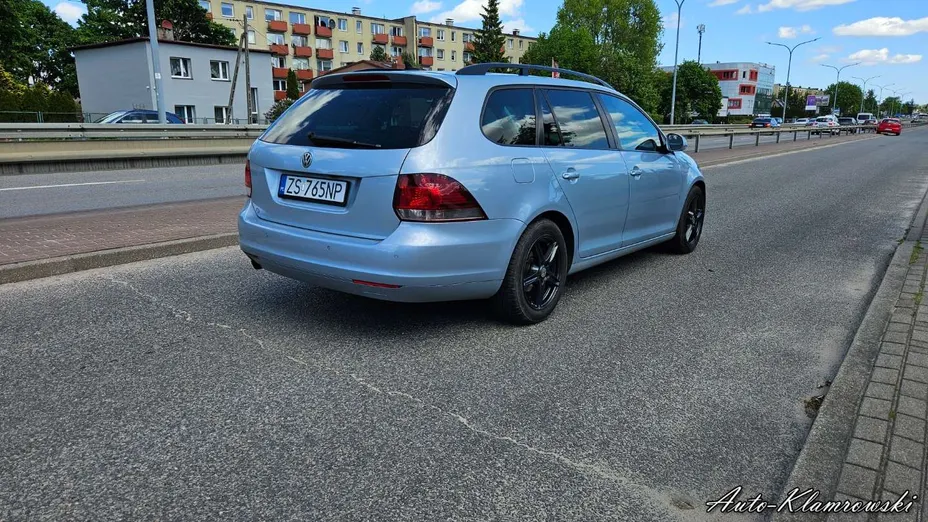 VOLKSWAGEN Golf -