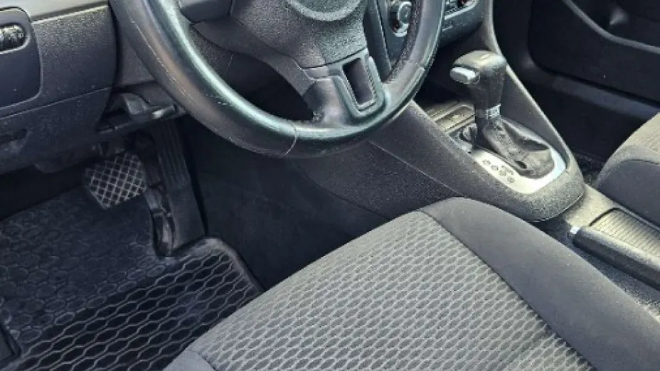 VOLKSWAGEN Golf -