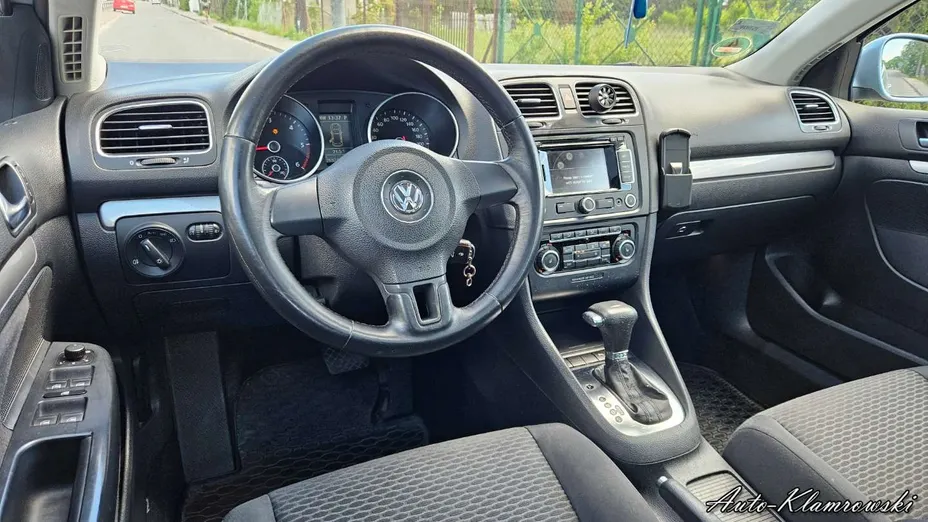 VOLKSWAGEN Golf -