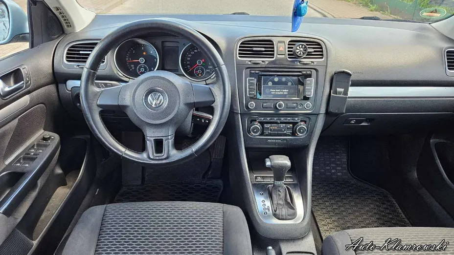 VOLKSWAGEN Golf -