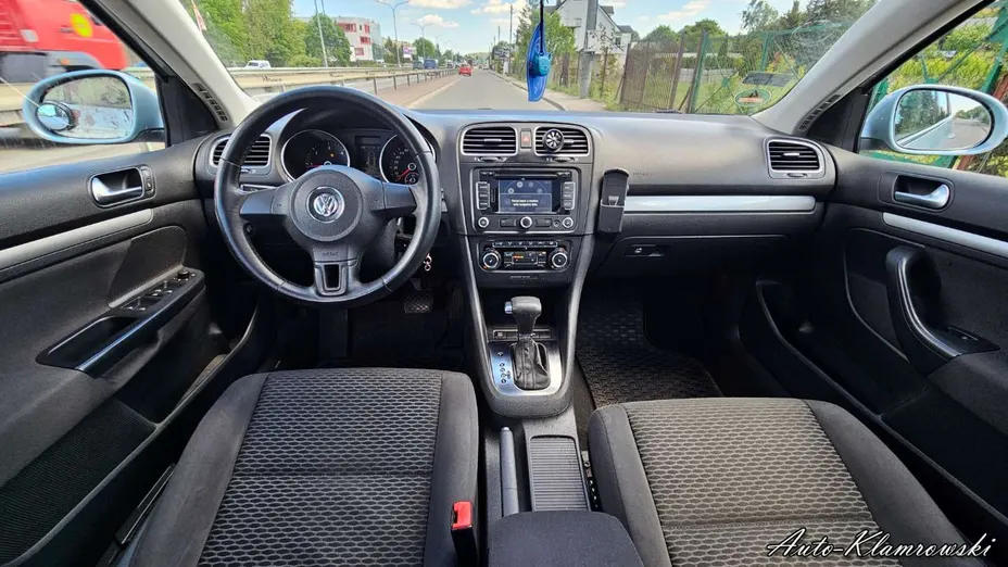 VOLKSWAGEN Golf -
