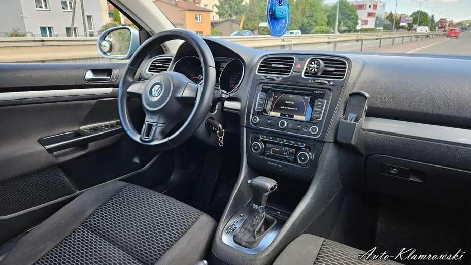 VOLKSWAGEN Golf -