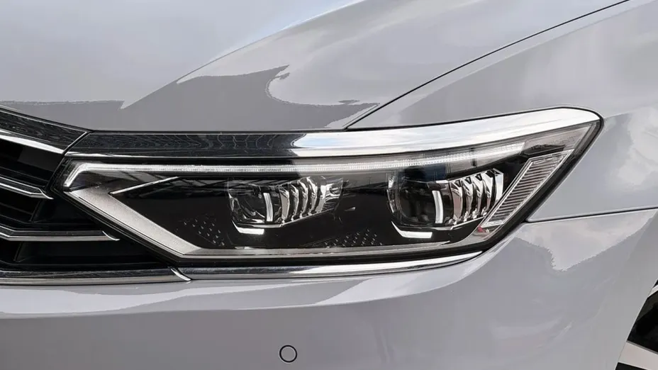VOLKSWAGEN Passat -