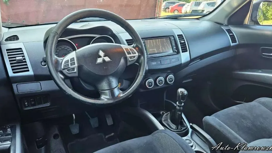 MITSUBISHI Outlander -