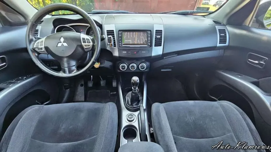 MITSUBISHI Outlander -