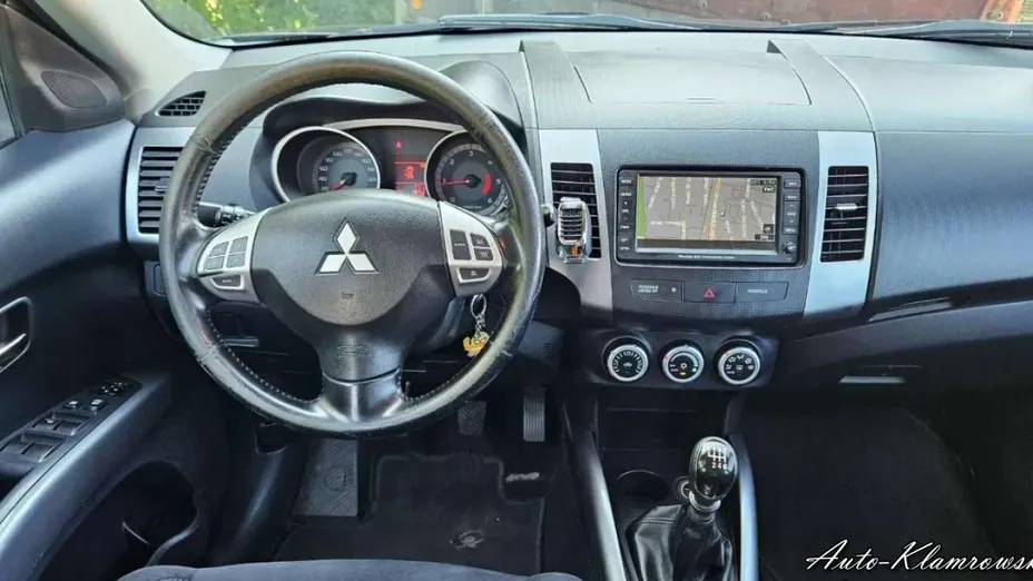 MITSUBISHI Outlander -