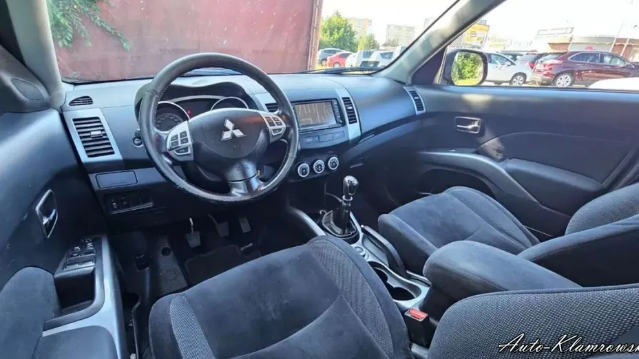 MITSUBISHI Outlander -