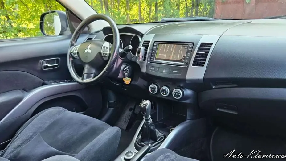 MITSUBISHI Outlander -