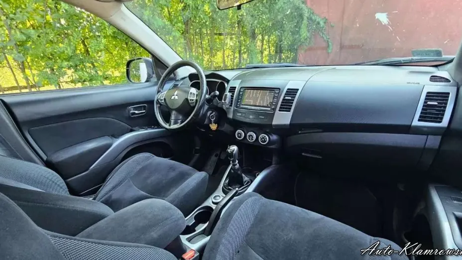 MITSUBISHI Outlander -