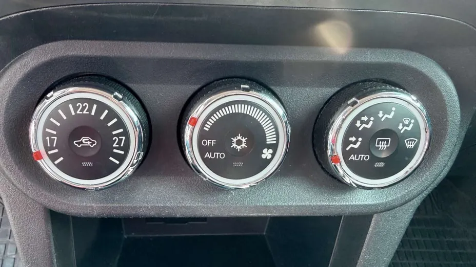 MITSUBISHI Lancer -