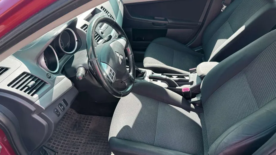 MITSUBISHI Lancer -