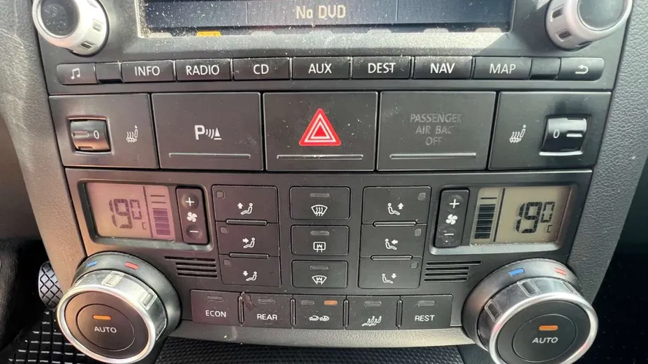 VOLKSWAGEN Touareg -