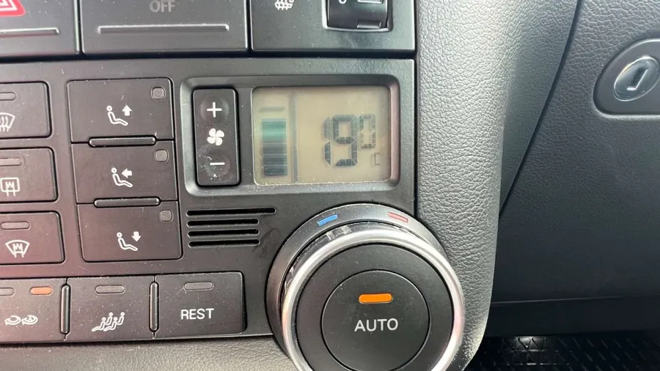 VOLKSWAGEN Touareg -