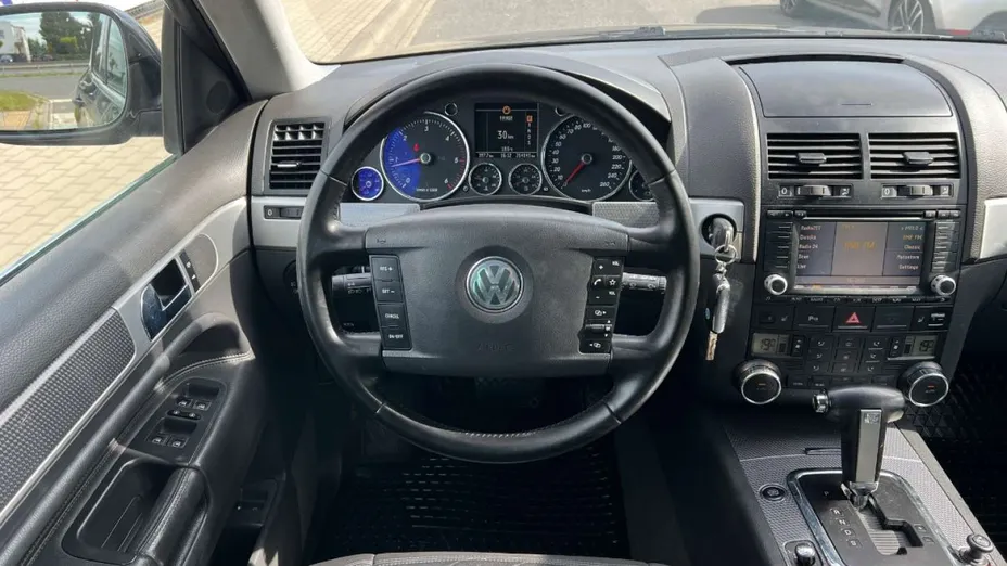 VOLKSWAGEN Touareg -