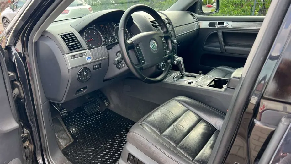 VOLKSWAGEN Touareg -