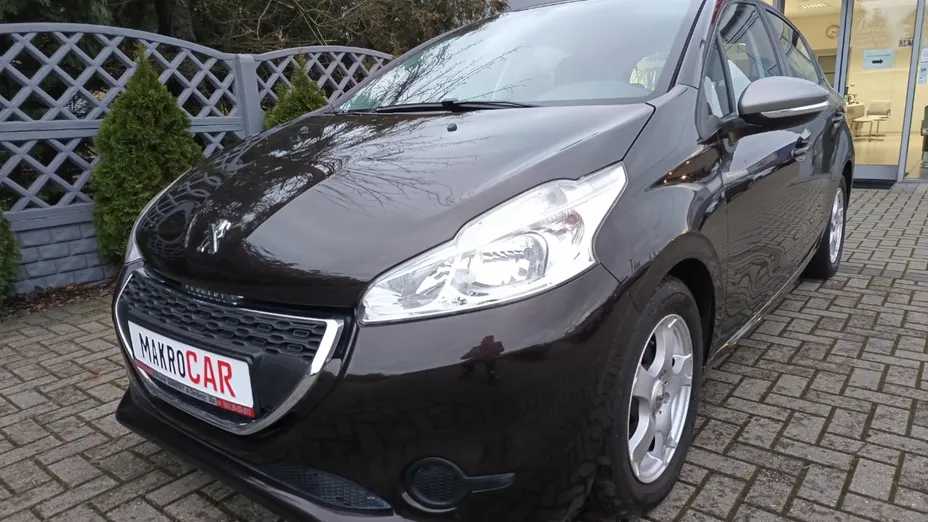 PEUGEOT 208 -