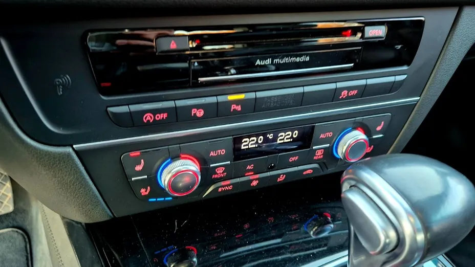 AUDI A6 -