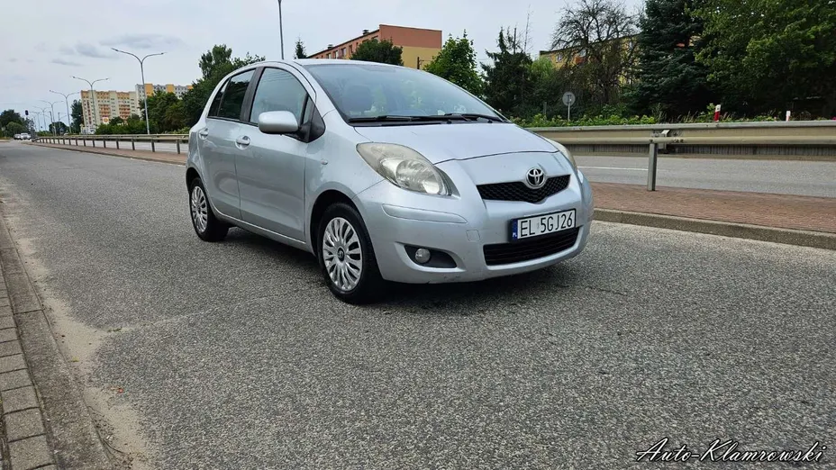 TOYOTA Yaris -