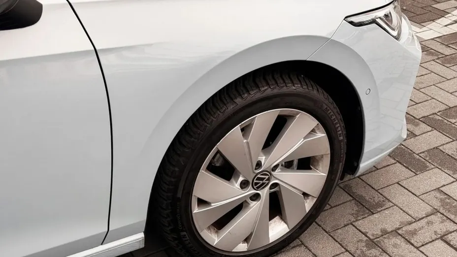 VOLKSWAGEN Golf -