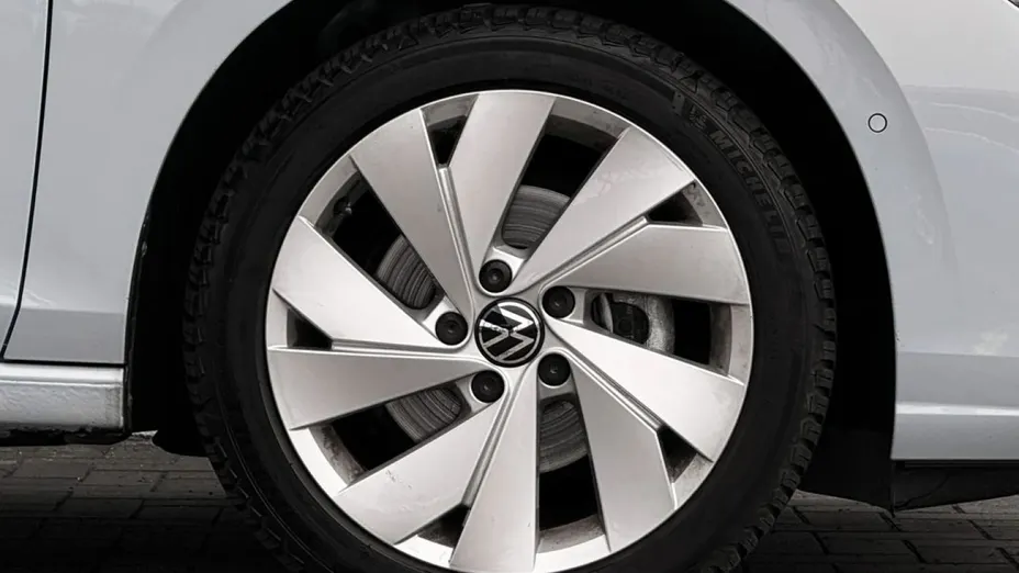 VOLKSWAGEN Golf -