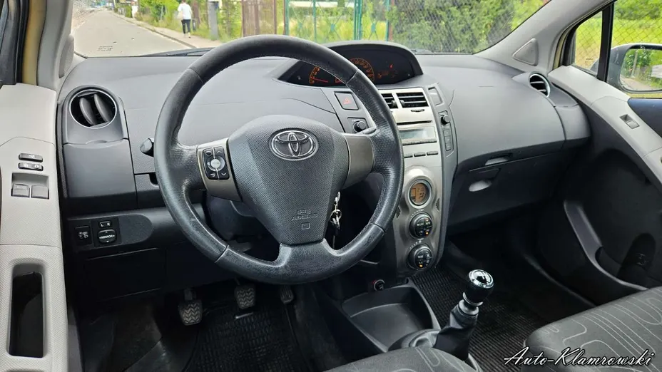 TOYOTA Yaris -